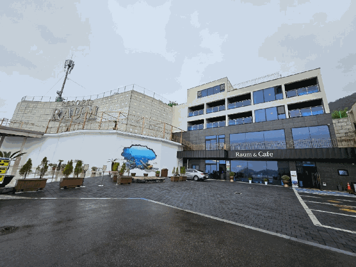 참고사진 : 기호10 토지와 연결된 인근 건물 전경