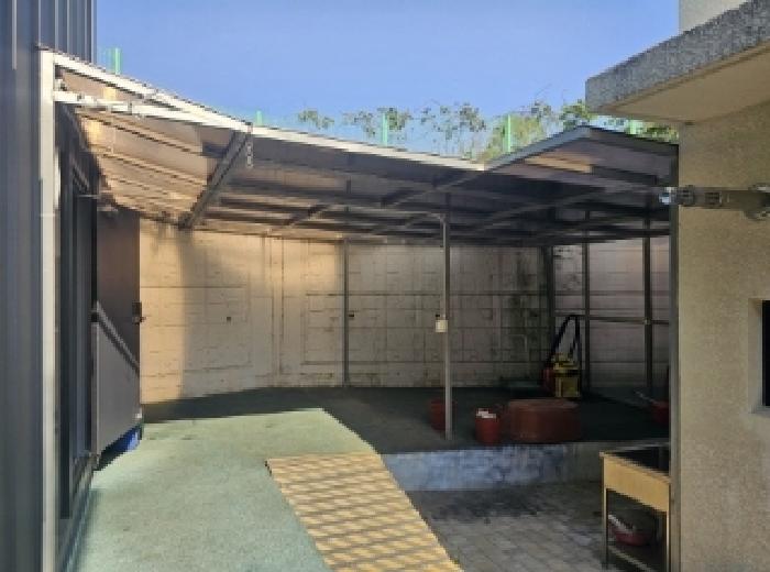 목록 1번 지상의 목록 5번 목적건물(2층호스텔) 및 부속건물(단층창고)에 연접한 차양시설 모습