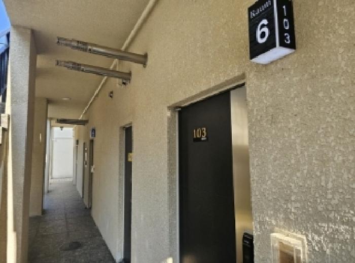 목록 6번 지상의 목록 9번 목적건물(공부상 7동,현황은 6동) 전경(1층객실 복도)