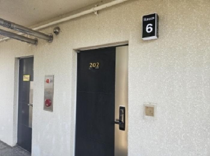 목록 6번 지상의 목록 9번 목적건물(공부상 7동,현황은 6동) 전경(202호객실)