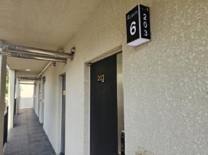 목록 6번 지상의 목록 9번 목적건물(공부상 7동,현황은 6동) 전경(2층객실 복도)