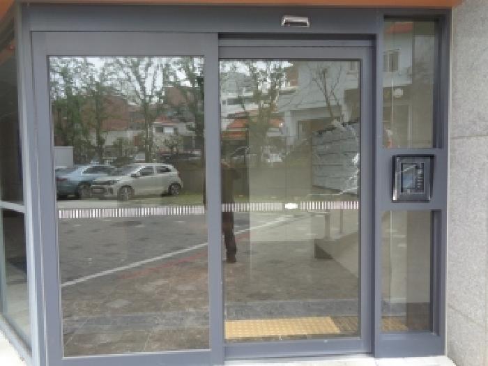 - 본 호(신대로 14길 13, 이편한세상연동센트럴파크1단지 102동) 건물 1층 공동출입문