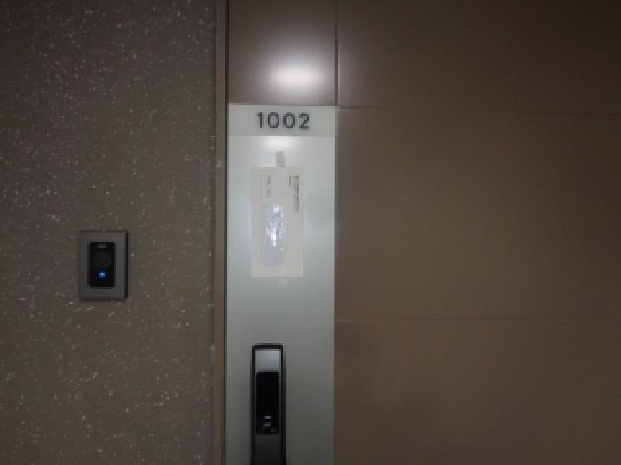 - 본 호(신대로 14길 13, 이편한세상연동센트럴파크1단지 102동) 10층 1002호 출입문 안내문 부착