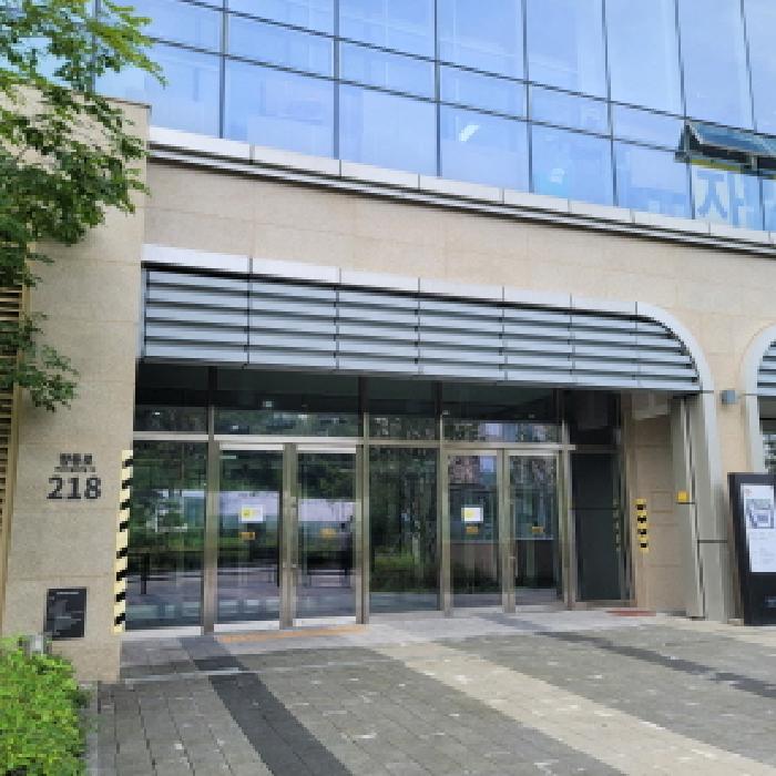 건물 출입구 전