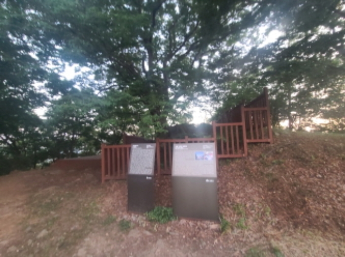 목록 10.(군자동 산22-3), 군자산 정상(군자봉)의 보호수 및 시흥시 명의의 입식안내판 모습