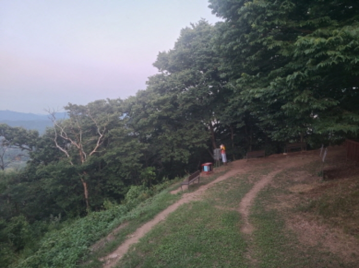 목록 10.(군자동 산22-3), 군자산 정상(군자봉)의 팔각정에서 영각사 방향으로 바라본 모습