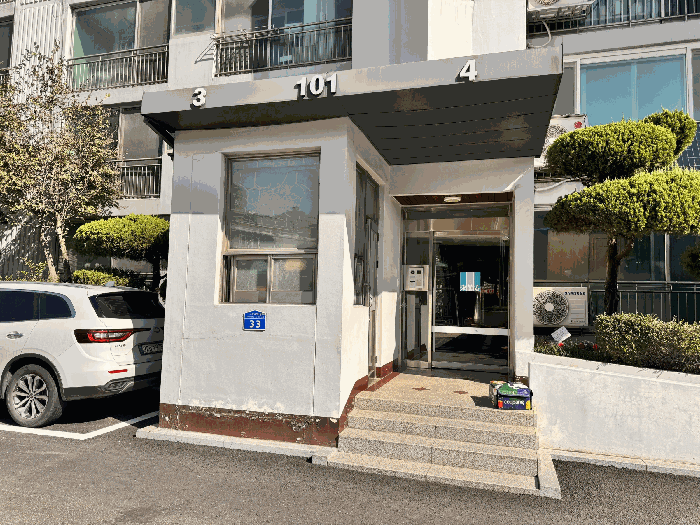 본건 소재 건물 공동출입구