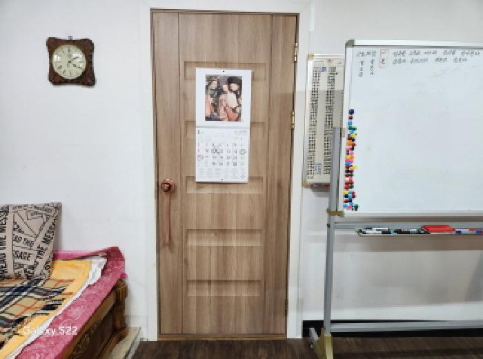 목록2. 1층 내부 안쪽 소재 사무실 출입문