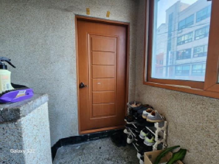 목록2. 2층 출입문