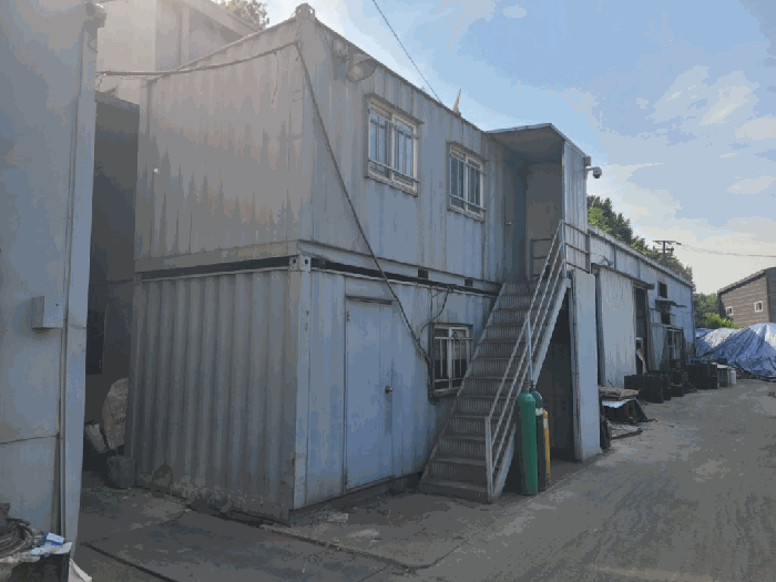 
본건 지상의 콘테이너