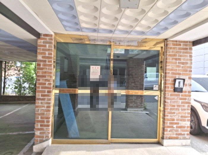 공동 현관 출입구 모습