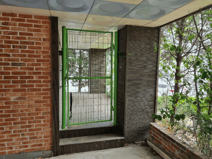 1층 소재 공부상 자전거보관소, 현황 목재 데크