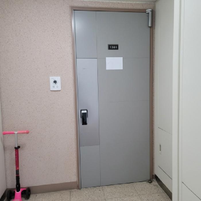 전유부분 출입구 전경(안내문 부착)