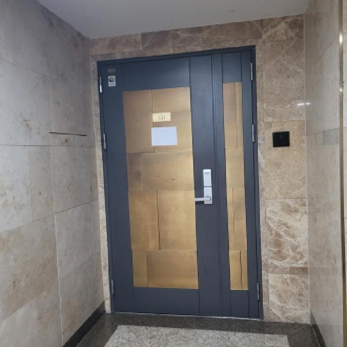 전유부분 출입구 전경(안내문 부착)