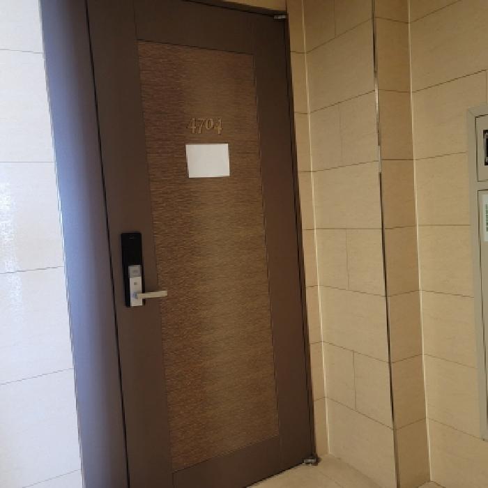 전유부분 출입구 전경(안내문 부착)