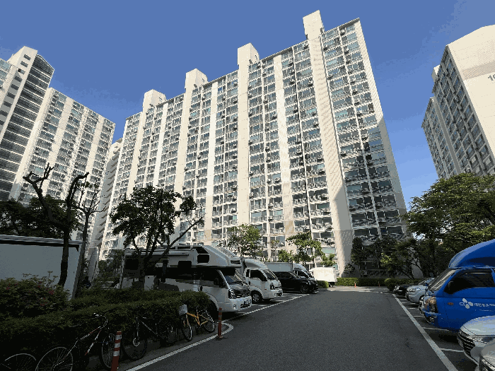 건물 남동측 전경