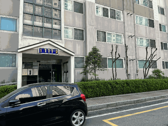 1층 공동출입구 및 본건 전경