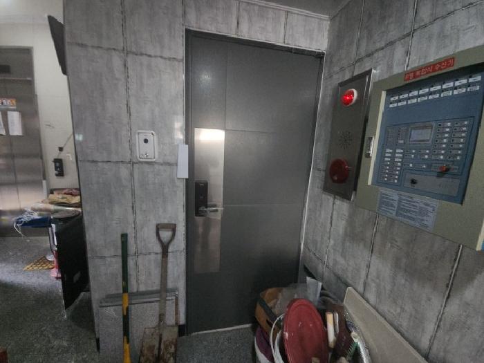 1층 호실 미상 출입문 및 안내장