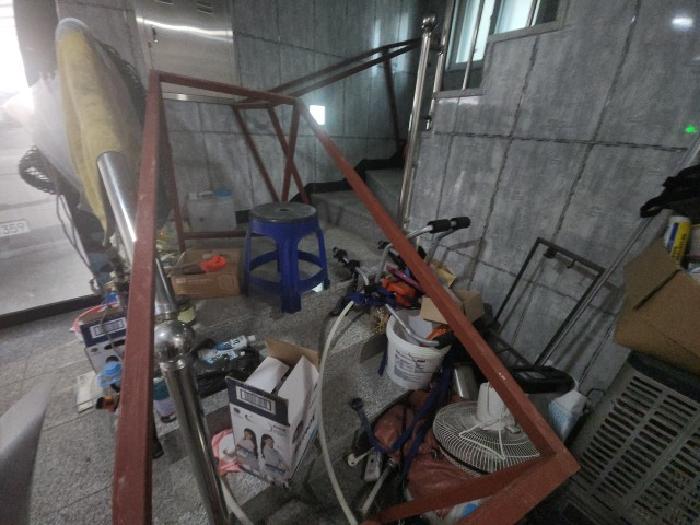 계단(철제구조물, 쓰레기 등으로 통행불가)