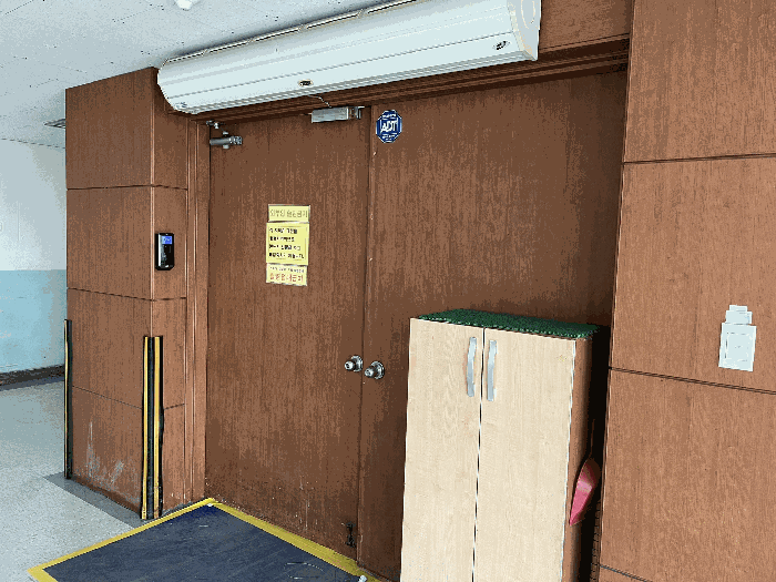 기호(2)-403호 출입구