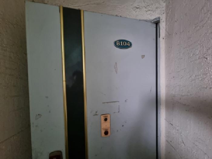 B104호 현관문