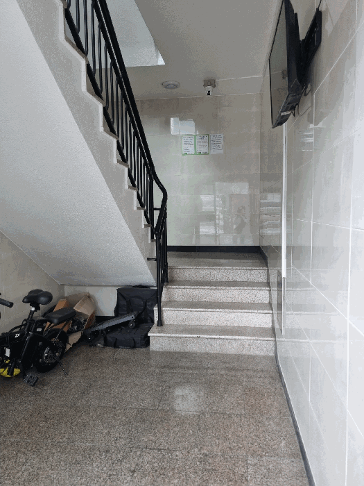 본건 1층 계단실 전경