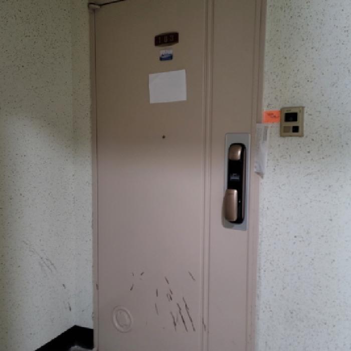 전유부분 출입구 전경(안내문 부착)