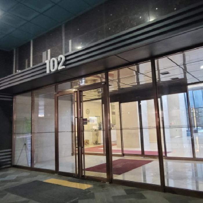 공동현관 출입구 전경(`102`동 표시 있음)