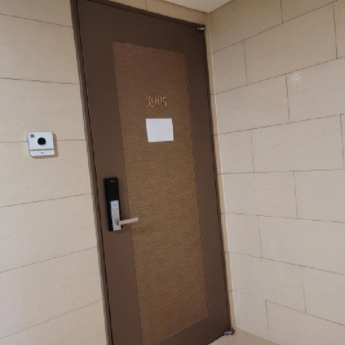 전윱부분 출입구 전경(안내문 부착)