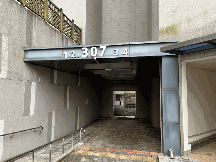 본건 소재 동(307동) 출입문