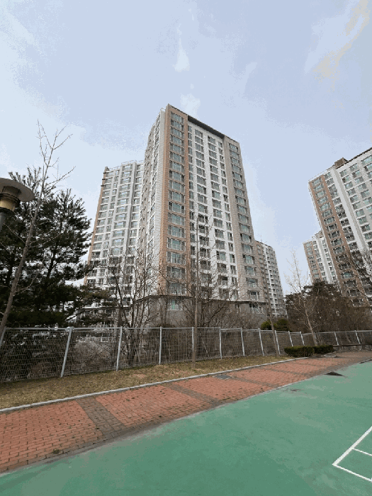 본건 소재 아파트 동(307동) 전경