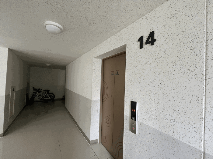 본건 소재 14층 복도