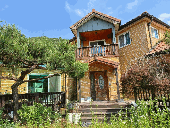 본건 건물(기호1) 1층 입구 및 2층 PORCH