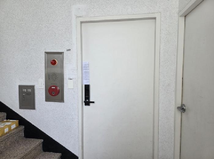 건물 2층 출입문 - 부동산현황조사 안내문 사진