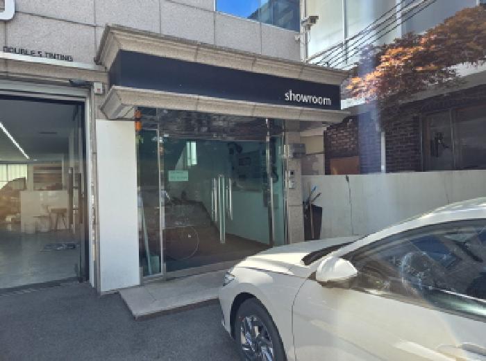 1층 건물 입구 전경