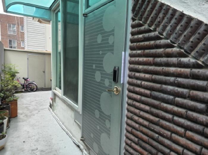 1층 출입문 부동산현황조사 안내문 사진