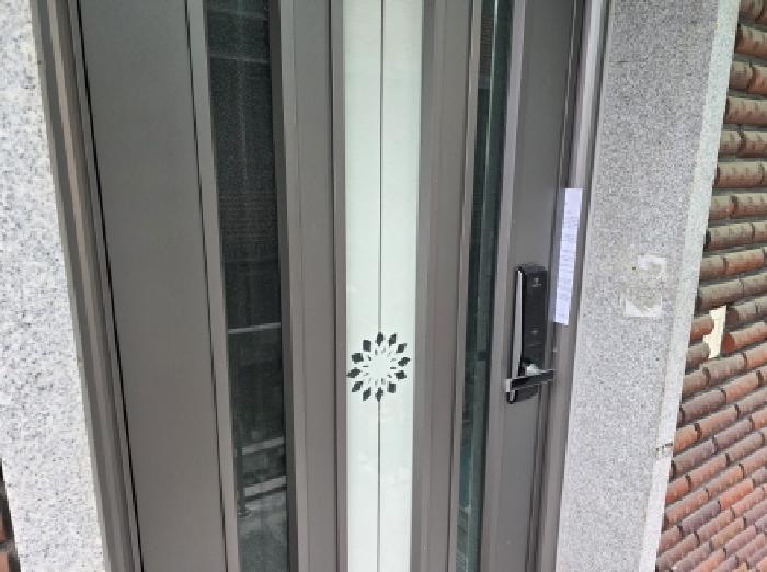 2층 출입문 부동산현황조사 안내문 사진
