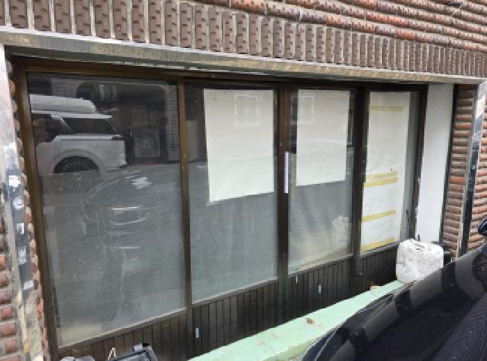 지하층 출입문 부동산현황조사 안내문 사진