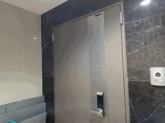 본건 현관문 전경