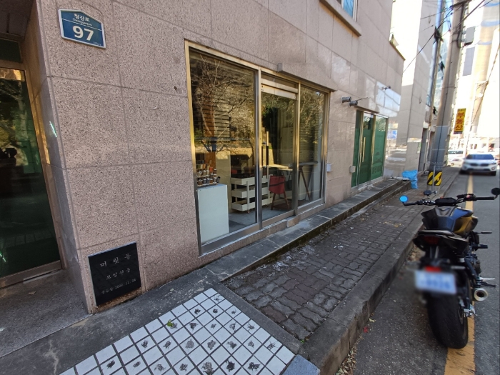 일련번호(2) 건축물대장상 2층,
103호 및 104호 의 외부출입구