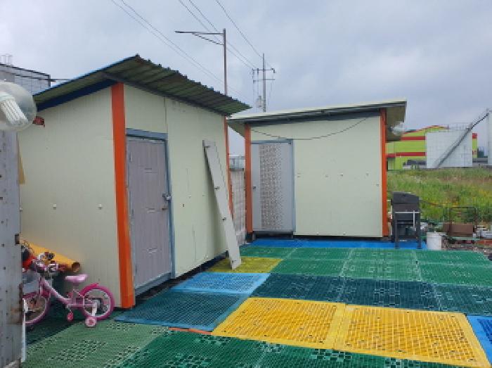 부동산표시 1번지상 타인소유 판넬조 창고 전경