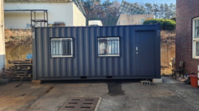 목록1 토지상에 있는 철제 컨테이너