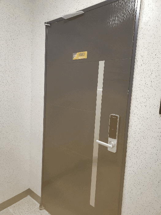 본건아파트 출입문