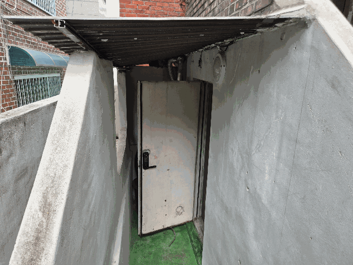 지층 주택 현관