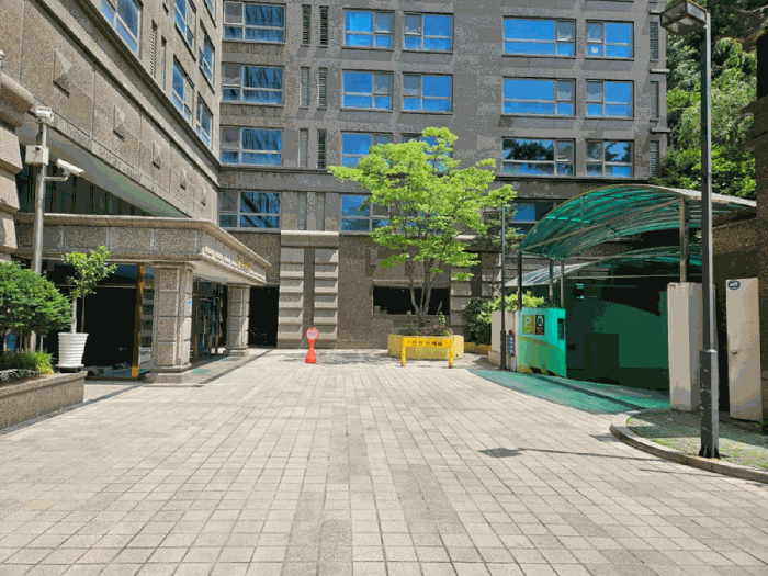 [본건동 주출입구 및 지하주차장 출입구]