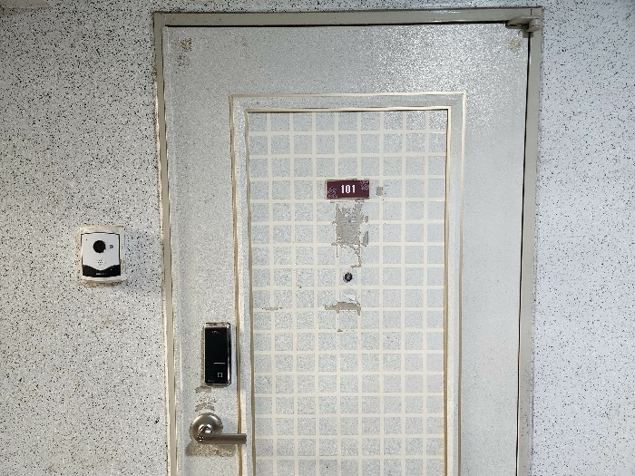 본 건 현관 전경