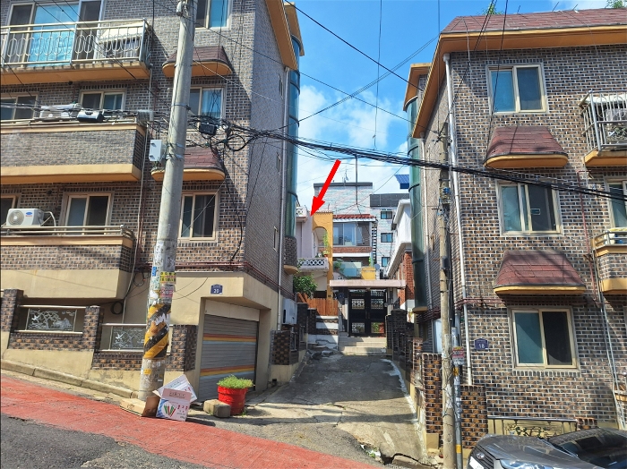 [ 본건 진입로 전경 - 남측에서 촬영 ]