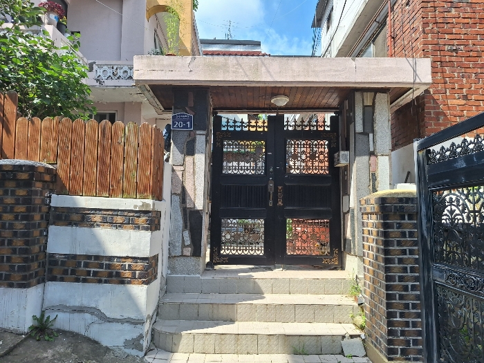 [ 본건 대문 전경 - 남측에서 촬영 ]
