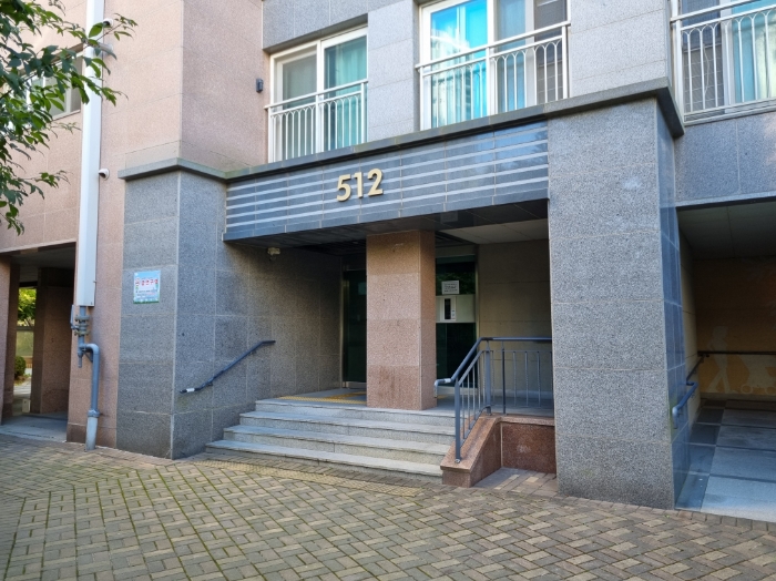 지상 주출입문 전경