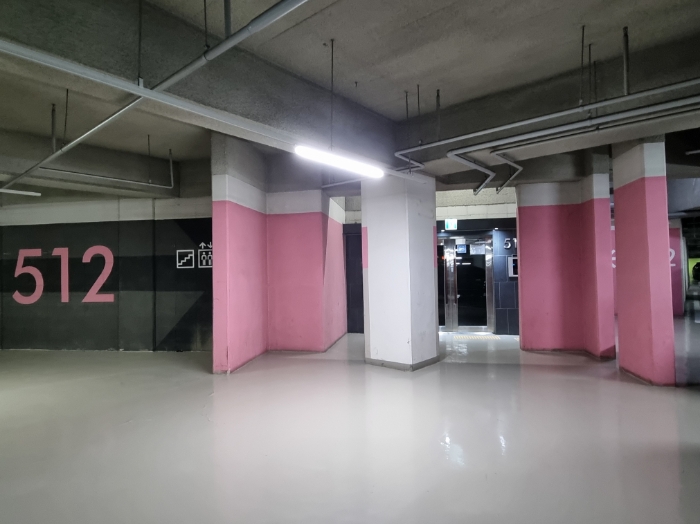 지하 주출입문 전경